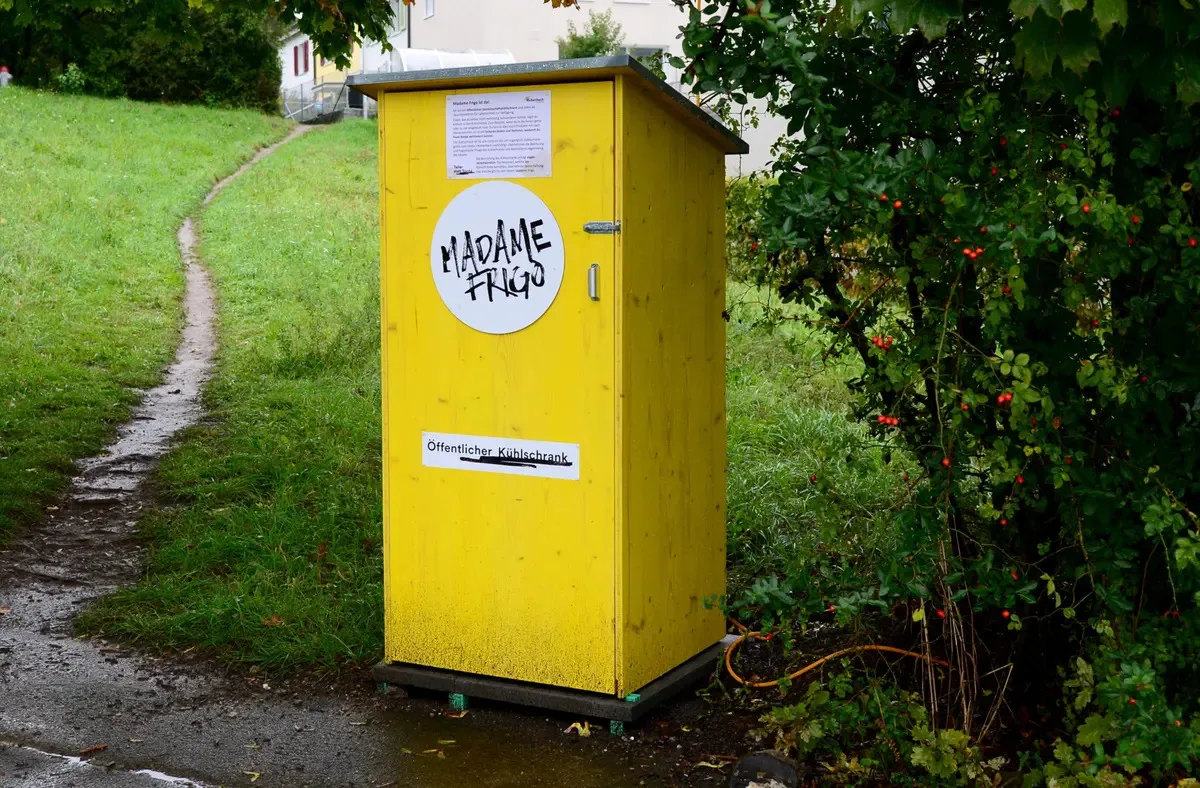 Ein gelber Kühlschrank mit der Aufschrift «Madame Frigo».